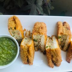 A picture of Bread Pakora.