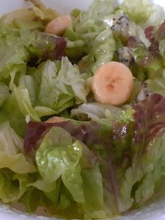 Una foto de Ensalada de lechuga y fruta