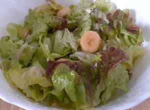 Una foto de Ensalada de lechuga y fruta