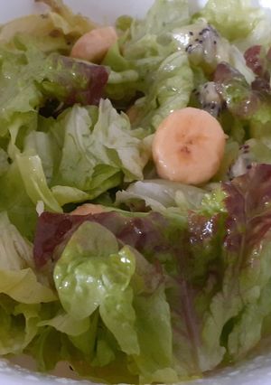 Una foto de Ensalada de lechuga y fruta