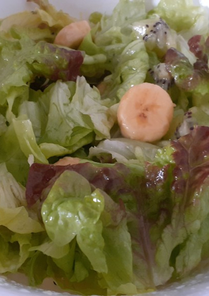 Una foto de Ensalada de lechuga y fruta