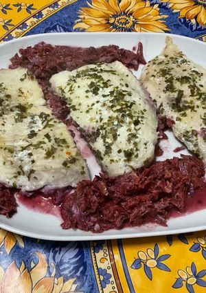 Une photo de Filets de julienne aux carottes violettes, herbes et citron