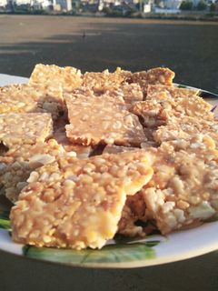 સીંગદાણાની ચીકી (Peanuts Chikki Recipe in Gujarati) રેસીપી મુખ્ય ફોટો