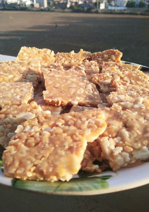 સીંગદાણાની ચીકી (Peanuts Chikki Recipe in Gujarati) રેસીપી મુખ્ય ફોટો