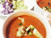 Una foto de gazpacho en batidora de vaso