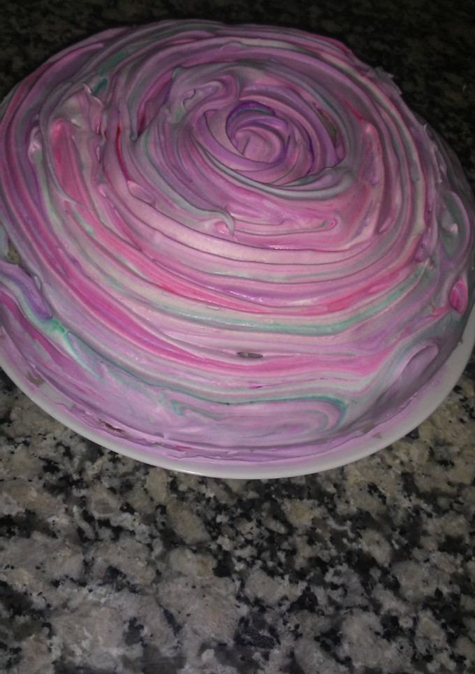 Una foto de Torta húmeda de limón con merengue suizo