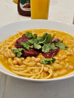 Una foto de Porotos con riendas