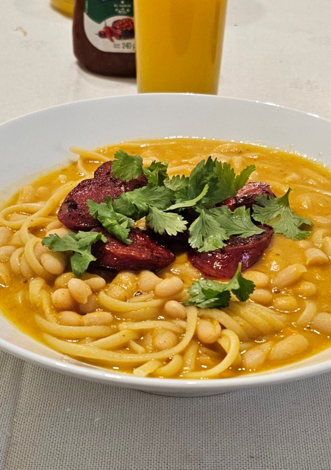 Una foto de Porotos con riendas