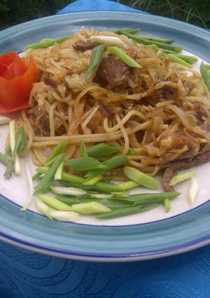 Una foto de Pasta con Vegetales Salteados y Tiritas de Carne