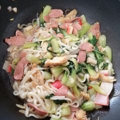 A picture of Sausage Udon.