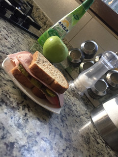 Una foto de Sándwich con pepinillos