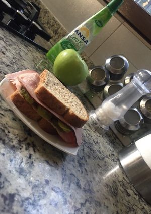 Una foto de Sándwich con pepinillos