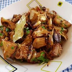 A picture of Kathal(jackfruit) in whole spices.