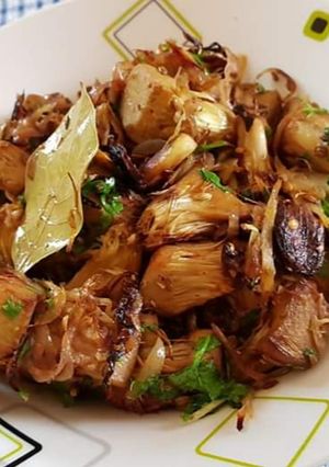 A picture of Kathal(jackfruit) in whole spices.