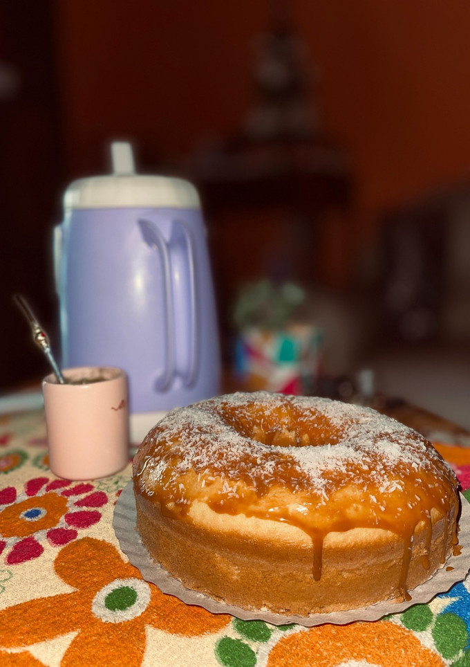 Una foto de Torta de vainilla con dulce de leche y coco🍩👩🏻‍🍳