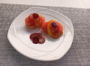 Una foto de Crutones de tomate cherry y supremas de cítricos