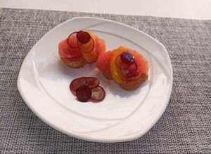 Una foto de Crutones de tomate cherry y supremas de cítricos