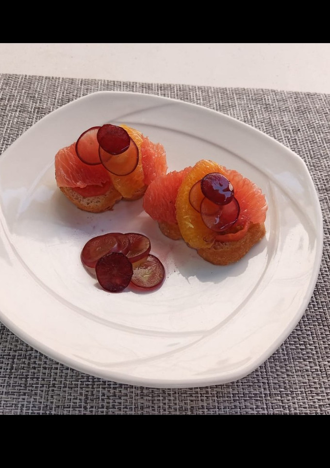Una foto de Crutones de tomate cherry y supremas de cítricos