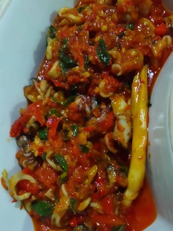 Cara Mudah Membikin Resep Cumi sambal rica-rica daun kemangi yang Uenak Anti Ribet, Mantap