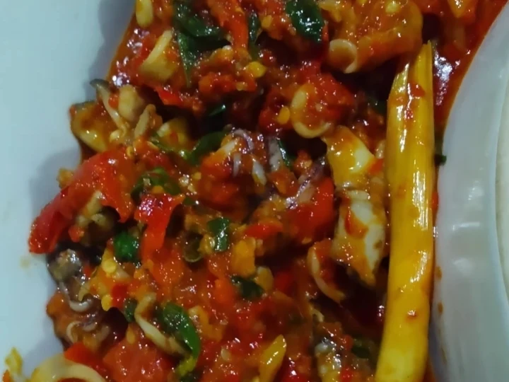 Cara Mudah Membikin Resep Cumi sambal rica-rica daun kemangi yang Uenak Anti Ribet, Mantap