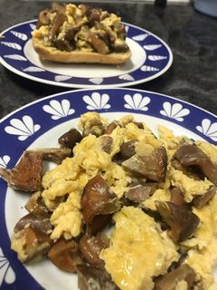 Una foto de Revuelto de rovellons (setas silvestres o níscalos)