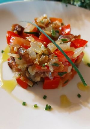 Foto di Tartare di pomodorini cipolle e datteri