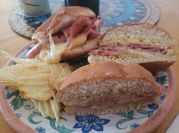 Una foto de mortadela frita