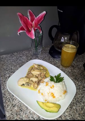 Una foto de Pollo en salsa de champiñones