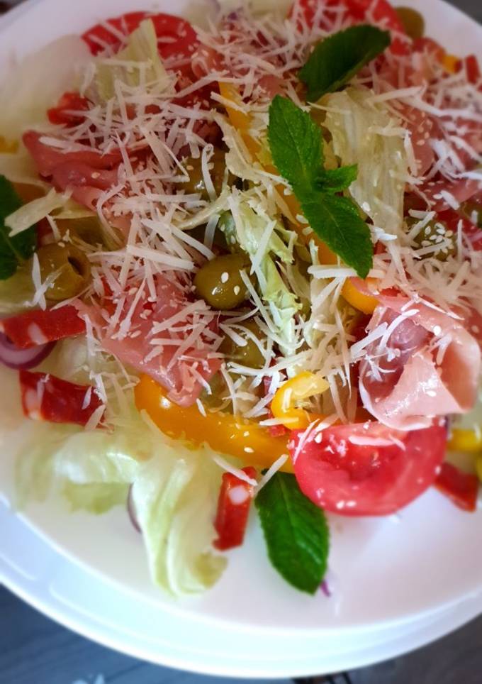 Салат з чорізо, хамоном та оливками