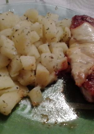 Una foto de Matambre a la pizza con ensalada de papas y orégano