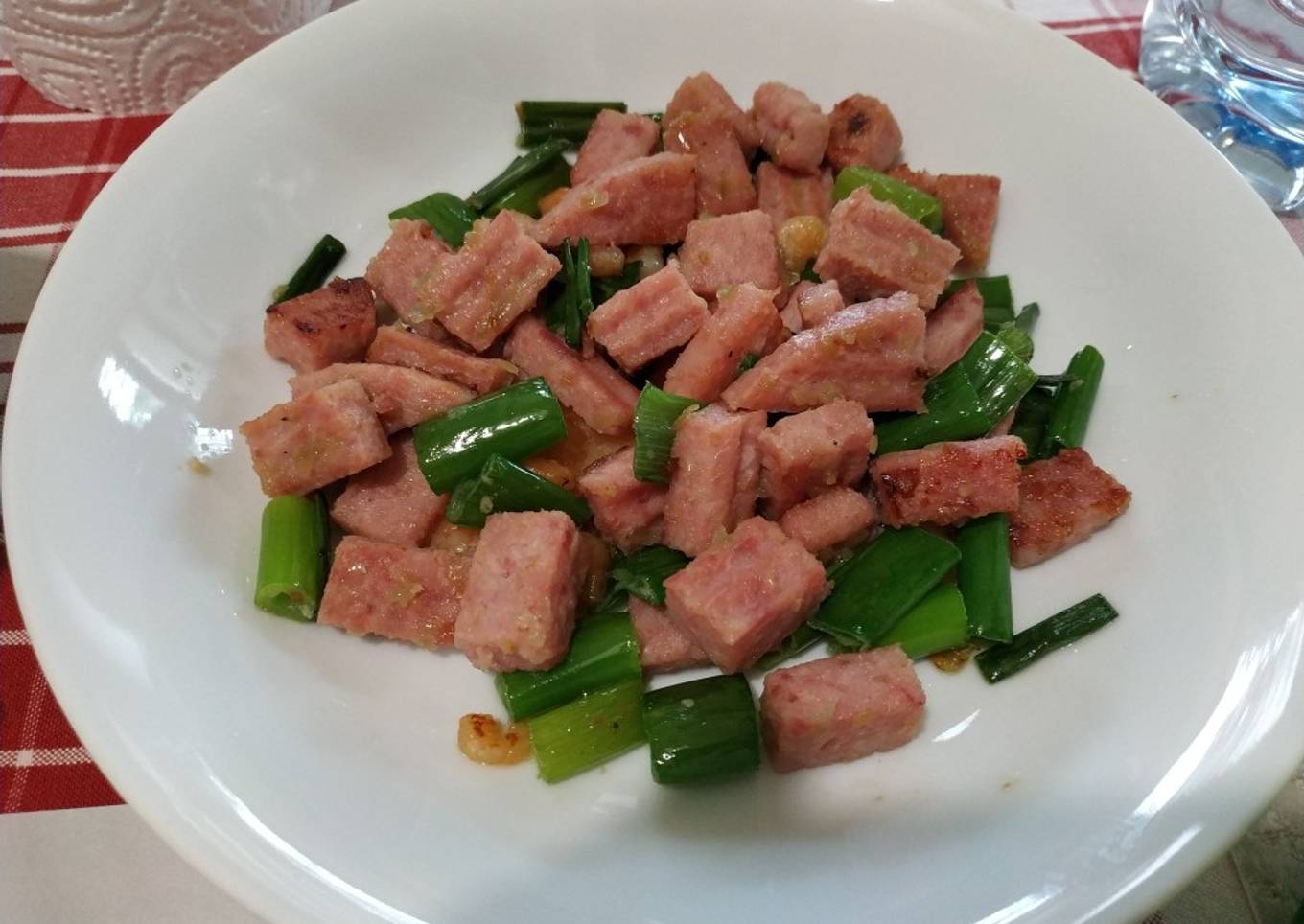 Bunga bawang oseng daging luncheon