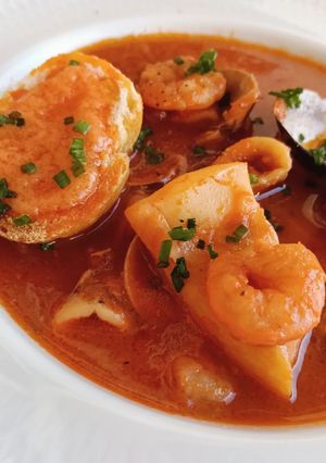 Una foto de Sopa Bullabesa con Tosta de Salsa Rouille