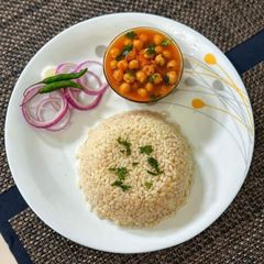 A picture of Brown rice with chana masala.