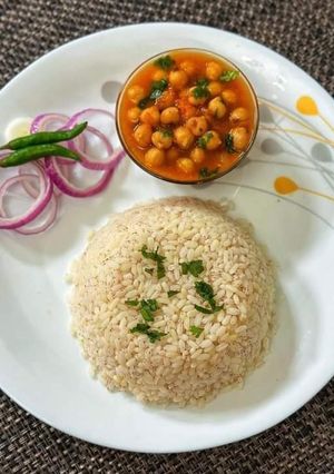 A picture of Brown rice with chana masala.