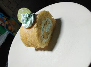 Una foto de Jelly Roll relleno de crema pastelera de limón 🍋✨