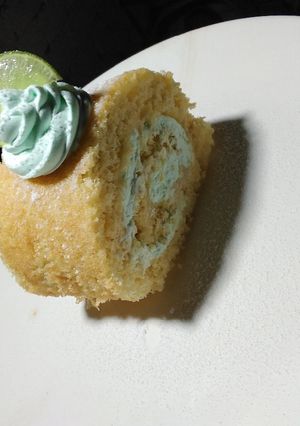 Una foto de Jelly Roll relleno de crema pastelera de limón 🍋✨