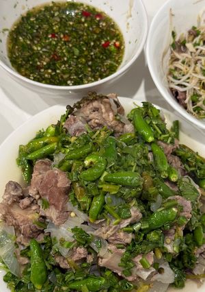 Hình của món Cơm nhà với sườn cay núi lửa và sườn không cay núi tuyết.