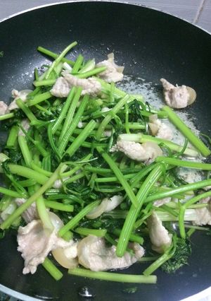 Hình của món Thịt bò xào cần.