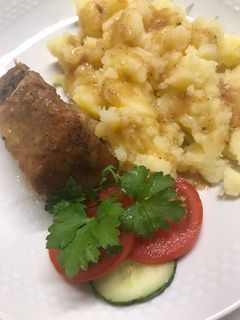 Sült oldalas tört burgonyával recept fotója