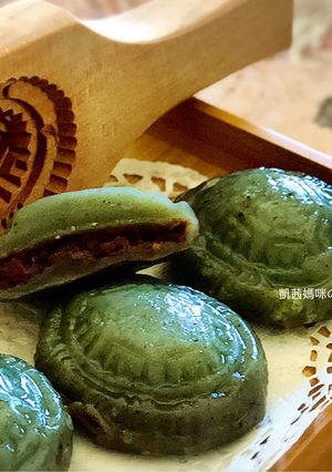 A picture of Red Bean Mugwort Rice Cakes.