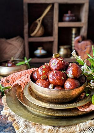A picture of Gulab jamun.