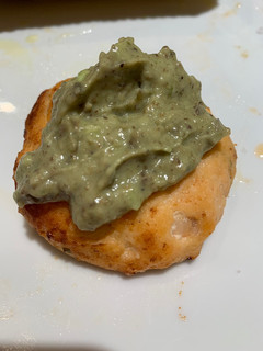 Una foto de Hamburguesa de salmón con salsa de aguacate. Mambo Cecotec