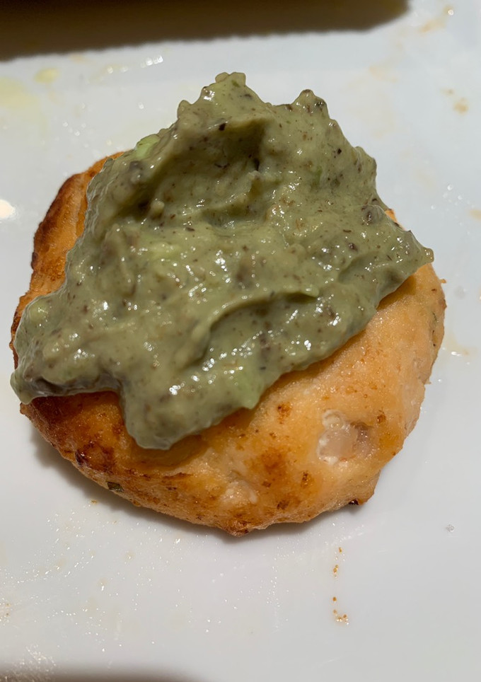 Una foto de Hamburguesa de salmón con salsa de aguacate. Mambo Cecotec