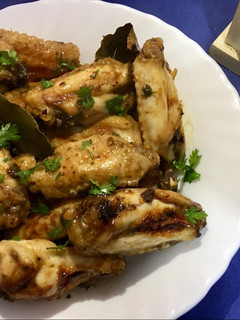 Una foto de Alitas de pollo al horno con salsa picantona