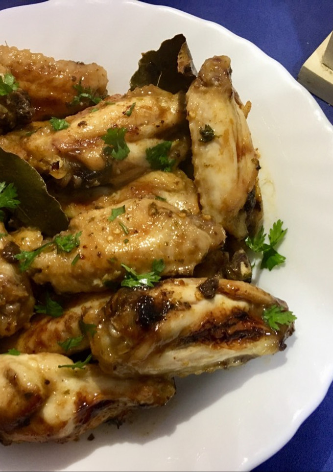 Una foto de Alitas de pollo al horno con salsa picantona