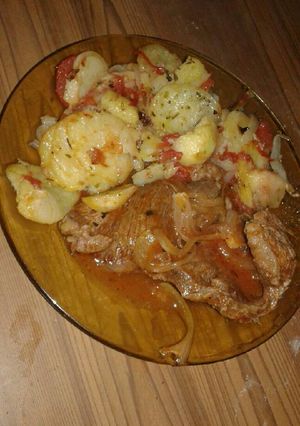 Una foto de Bifes a la criolla con papas a la españolas
