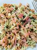 Fusilli tricolor con salmón y crema de queso de cabra al eneldo