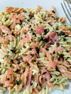 Una foto de Fusilli tricolor con salmón y crema de queso de cabra al eneldo