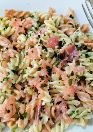 Una foto de Fusilli tricolor con salmón y crema de queso de cabra al eneldo