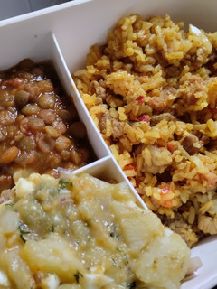 Una foto de Almuerzo🍖🍚casero🍱🍛🥘Ensalada de papa con huevo🥔🍳🫛
